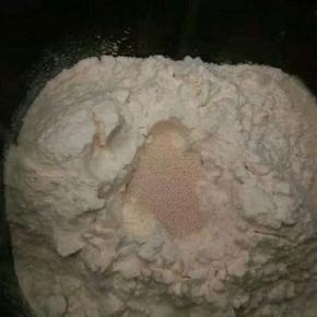 先液体，再放面粉，酵母，汤种，（黄油不放）盐和糖对角放，面包机和面30分钟，