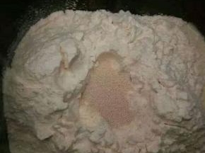 先液体，再放面粉，酵母，汤种，（黄油不放）盐和糖对角放，面包机和面30分钟，