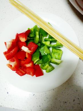 竹签提前用水浸泡半小时，青红椒洗净切小块备用