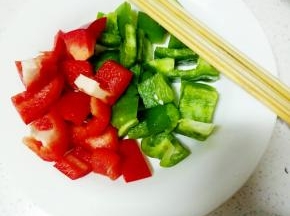 竹签提前用水浸泡半小时，青红椒洗净切小块备用