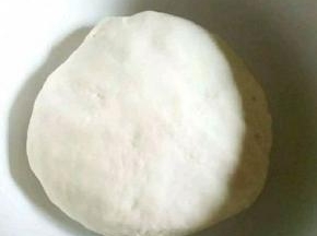 盖保鲜膜，放常温下发酵至2倍大