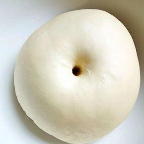 这是发酵好的，手指沾干粉试一下，不塌不陷就可以