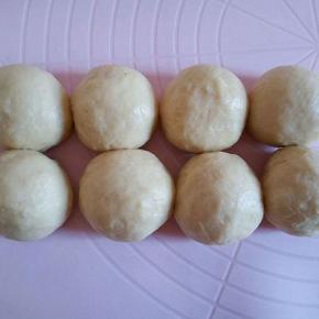 排气，盖保鲜膜醒15分钟