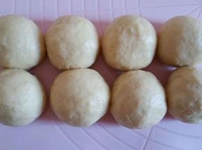 排气，盖保鲜膜醒15分钟