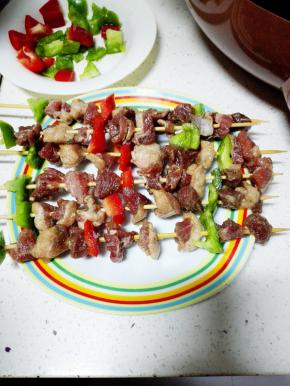 腌制好的羊肉和青红椒，穿插在竹签上