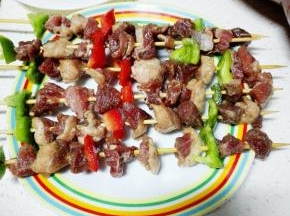 腌制好的羊肉和青红椒，穿插在竹签上