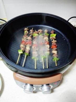 煎烤机放少许油烧热，放入羊肉串中火煎