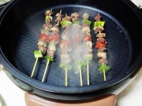 煎烤机放少许油烧热，放入羊肉串中火煎