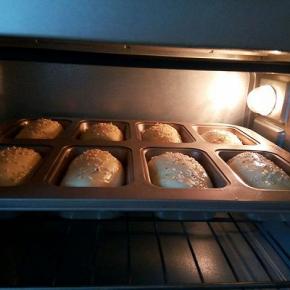 发酵好以后，刷蛋液，撒白芝麻，烤箱180度预热10分钟，放中层，上下火170度，烤15分钟，注意面包表面烤的微黄，就可以盖锡纸！