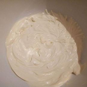 将奶油倒入干净的容器里，加入白砂糖，用电动打蛋器低速将白砂糖打匀，然后一边观察一边继续打，千万不要大过头了，打到有清晰的纹路就可以了，