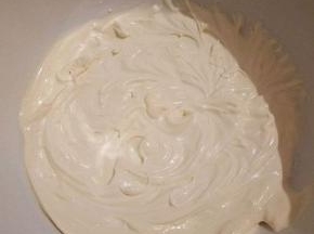 将奶油倒入干净的容器里，加入白砂糖，用电动打蛋器低速将白砂糖打匀，然后一边观察一边继续打，千万不要大过头了，打到有清晰的纹路就可以了，