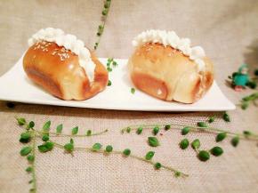 打好的奶油装入裱花袋，将烤好的面包用锯齿刀到从中间划开，裱上自己想要的奶油形状就可以了！