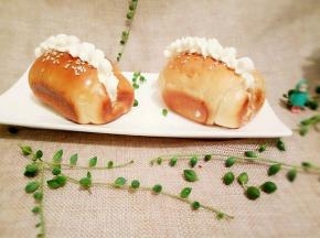 打好的奶油装入裱花袋，将烤好的面包用锯齿刀到从中间划开，裱上自己想要的奶油形状就可以了！