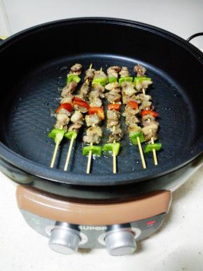 待底部金黄色，翻面继续煎