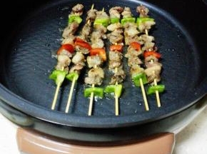 待底部金黄色，翻面继续煎