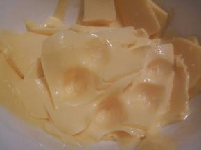 黄油软化，（手指可以戳动就行）