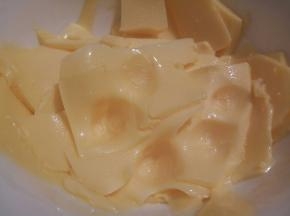 黄油软化，（手指可以戳动就行）