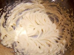 用电动打蛋器打到颜色变浅，有蓬松感。