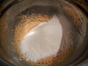 筛入低筋面粉，