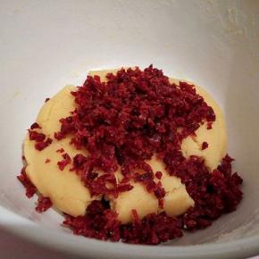 再加入切碎的蔓越莓，揉一揉，