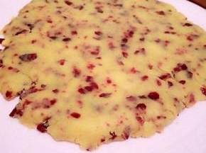 擀成差不多一厘米厚的片，