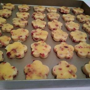 放在不粘盘里，刷上蛋黄液，