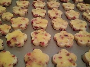 放在不粘盘里，刷上蛋黄液，