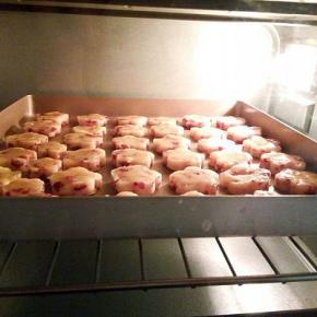 烤箱180°预热，中层，上下火180°烤15分钟左右，烤至表面金黄就可以。