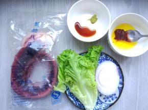 剪开冰鲜冷冻章鱼足的外包装，在室温下解冻，同时准备好其他食材