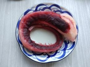 解冻好的章鱼足弹性十足，肉质白嫩