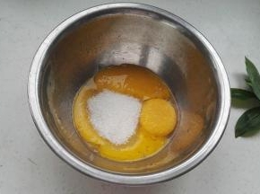 把白糖放入蛋黄中。