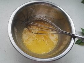 用手抽搅匀。