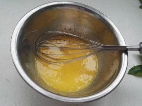 用手抽搅匀。