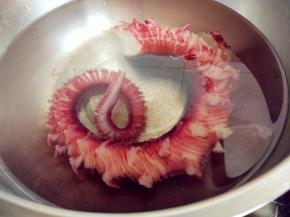 放入五六十度的热水中，稍焯水十几秒