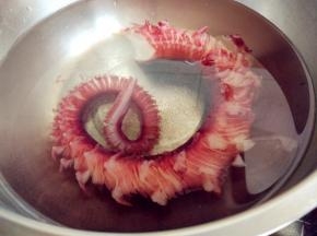 放入五六十度的热水中，稍焯水十几秒