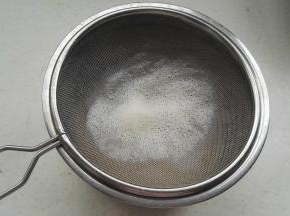 用滤网过筛。