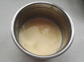 过筛后的蛋挞液。如果想更细腻可以多过几遍筛，我一般过一遍。（记得烤箱提前插电，给烤箱上下火预热200度5分钟以上）