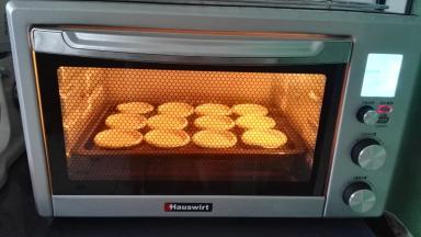 放预热好的烤箱中下层，上下火，烤200度20分钟左右。