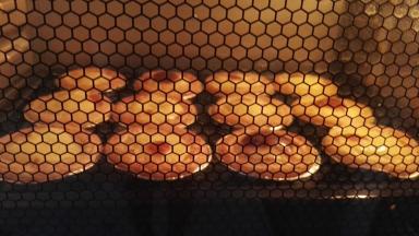 烤至有焦斑即可。