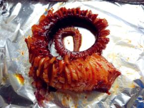 将韩式辣酱和植物油调匀，用毛刷刷匀，每片之间的空隙也要刷到