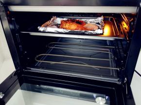 将章鱼足放入烤箱上层，单开上火170度烤3-5分钟