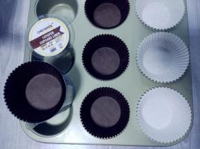 将纸托放入12连杯蛋糕模具中