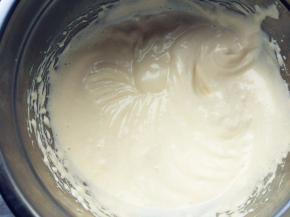 用电动打蛋器打发到花纹明显，滴落的痕迹不会很快消失的程度