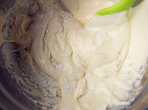 筛入低筋粉，翻拌到无干粉状态