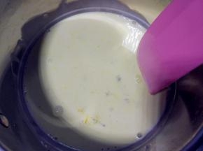 烤蛋糕的同时，制作法式奶油霜：黄油切小块，在室温下软化，用刮刀抹匀.将蛋黄，细砂糖，奶油，牛奶放入锅中搅匀，小火加热