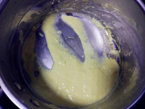 加热到80度，离火，隔盆放入冷水中冷却备用