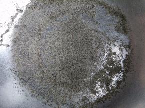 磨成粉，过筛两次，备用。如果用食用色素，前两个步骤可省略