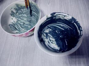 分成两份，其中一份逐次加黑芝麻粉，调成浅灰色。另一份加少许竹炭粉，调成深灰色