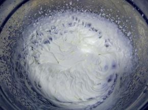 淡奶油加细砂糖打发到裱花状态。也可以用原色奶油霜打底。