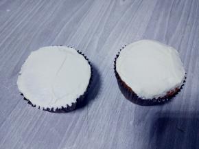 如果用食用色素，可以用白色调整黄色奶油霜，用奶油霜抹平更平整，和顶部装饰的奶油霜图案也结合得更好